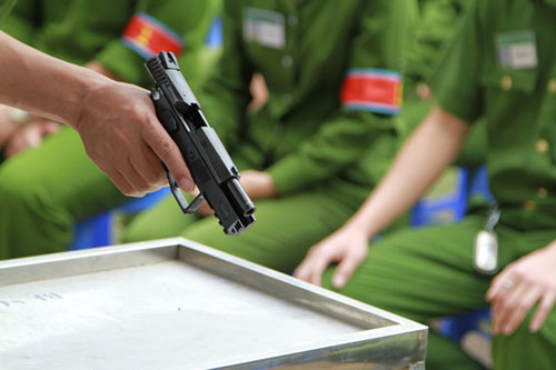 Trung tá Lê Quang Bá, tổ trưởng tổ Quân sự thuộc bộ môn Quân sự võ thuật Học viện CSND cho biết kĩ năng bóp cò là yếu tố vô cùng quan trọng và ảnh hưởng trực tiếp đến hiệu suất của mỗi lần bắn.